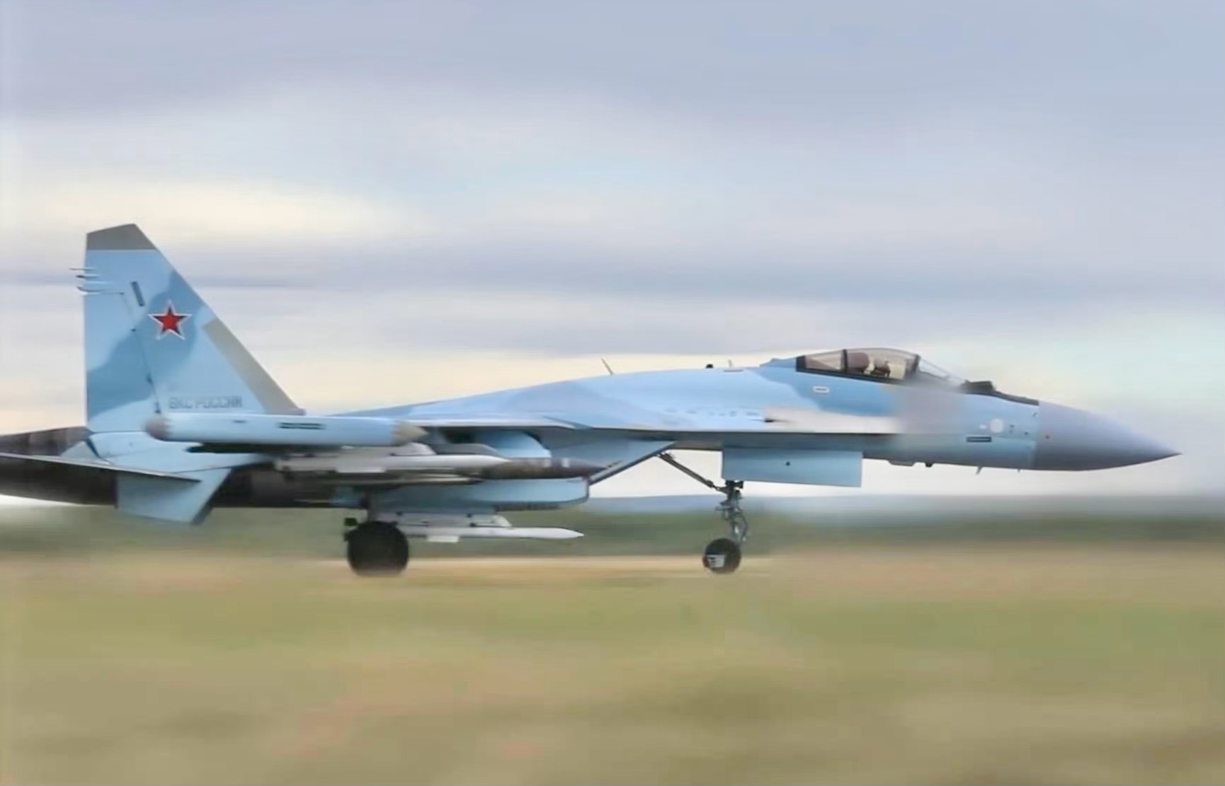 红星台新画面，R-77M继续在新版Su-35S上进行实战测试，但并未完全取代R-