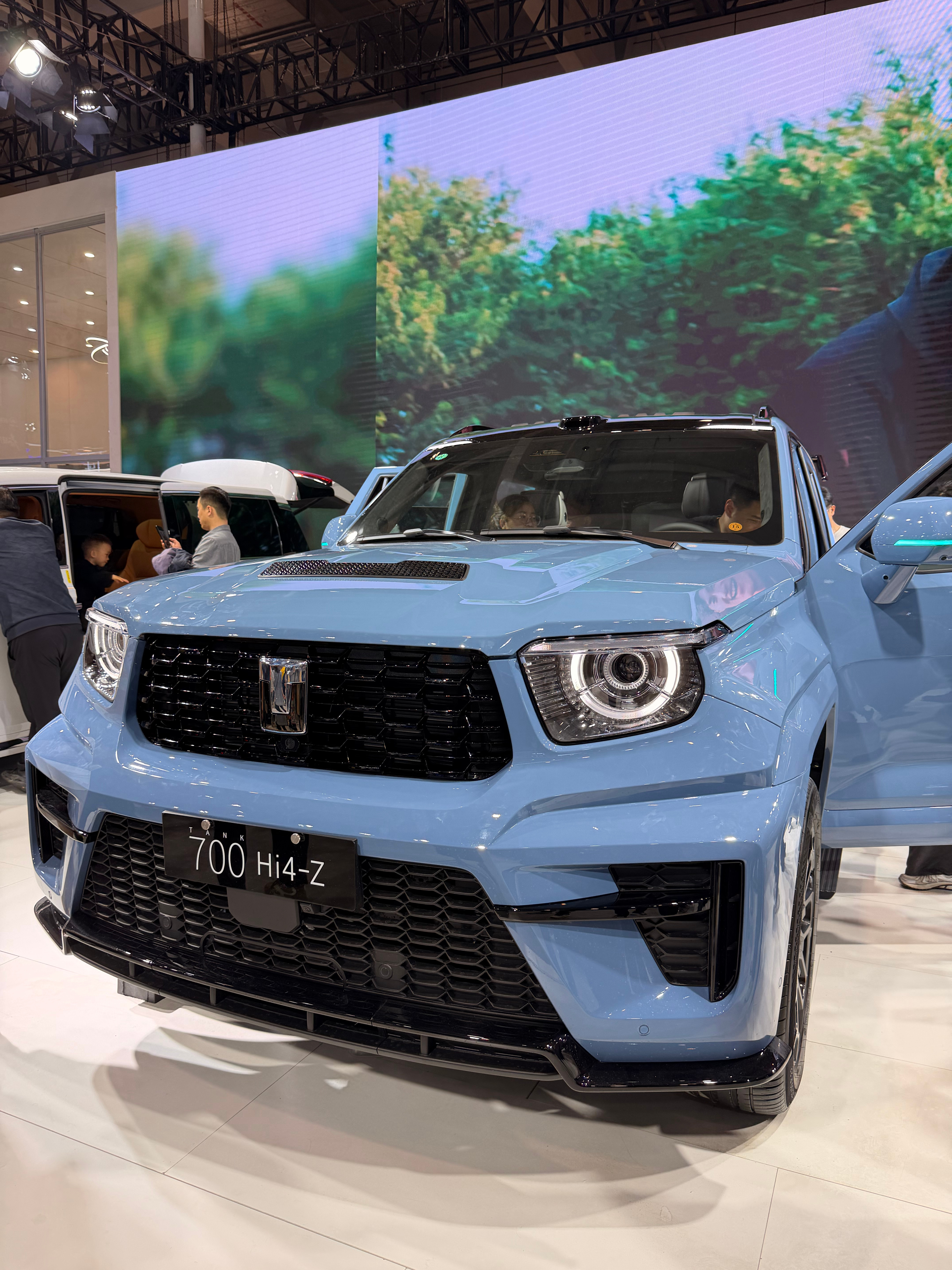 坦克700的前脸设计我很喜欢，很厚重，车灯很深邃这个车贼高，真的是贼高～蘑菇聊车