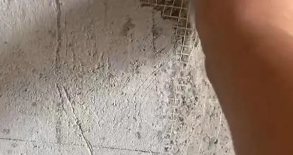 墙面抹灰一蹭就掉露出挂网 瑞源未来星城否认质量问题