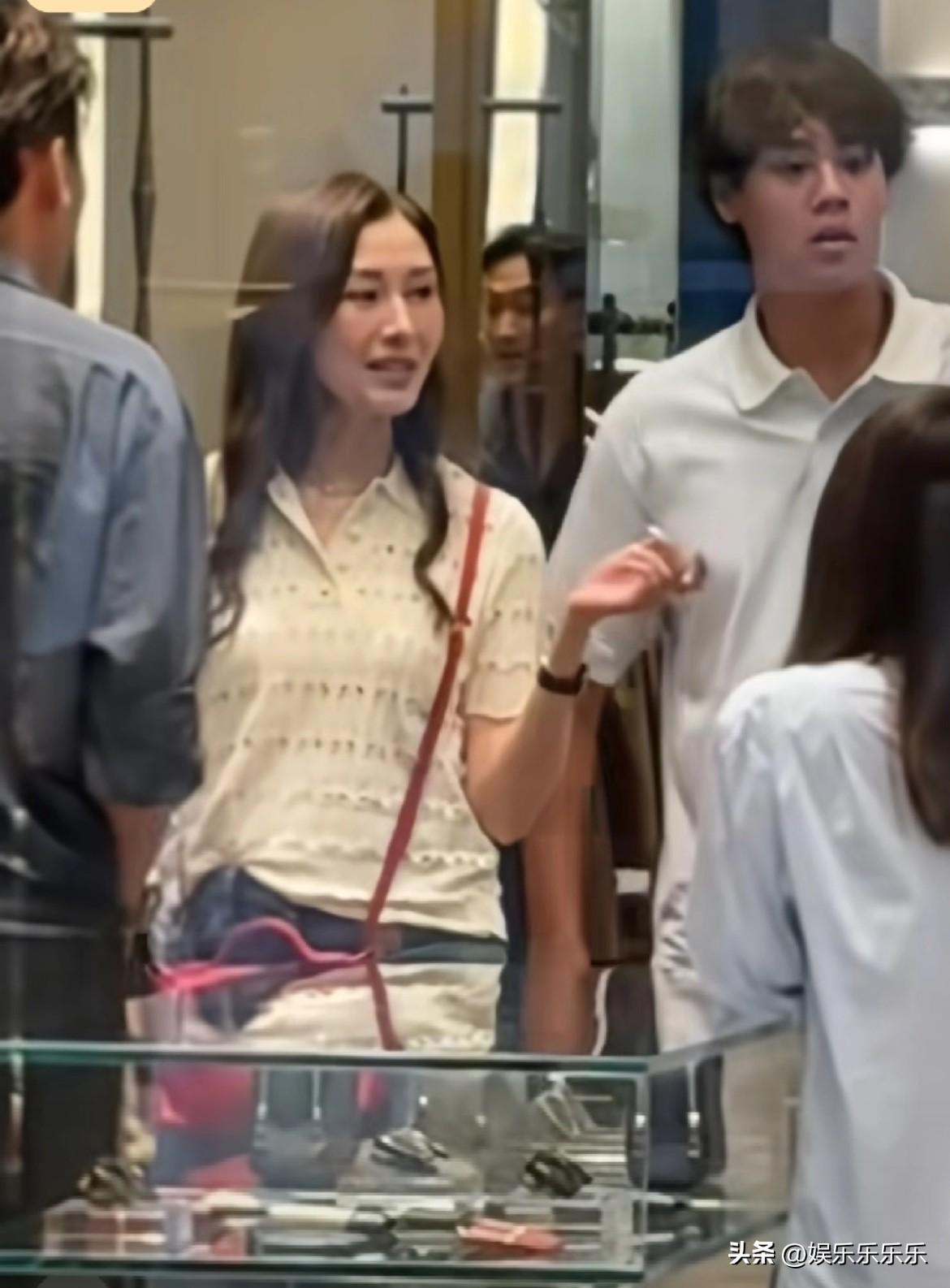 李嘉欣14岁儿子许建彤变帅了

李嘉欣的儿子许建彤今年才14岁，青春期发育迅猛，