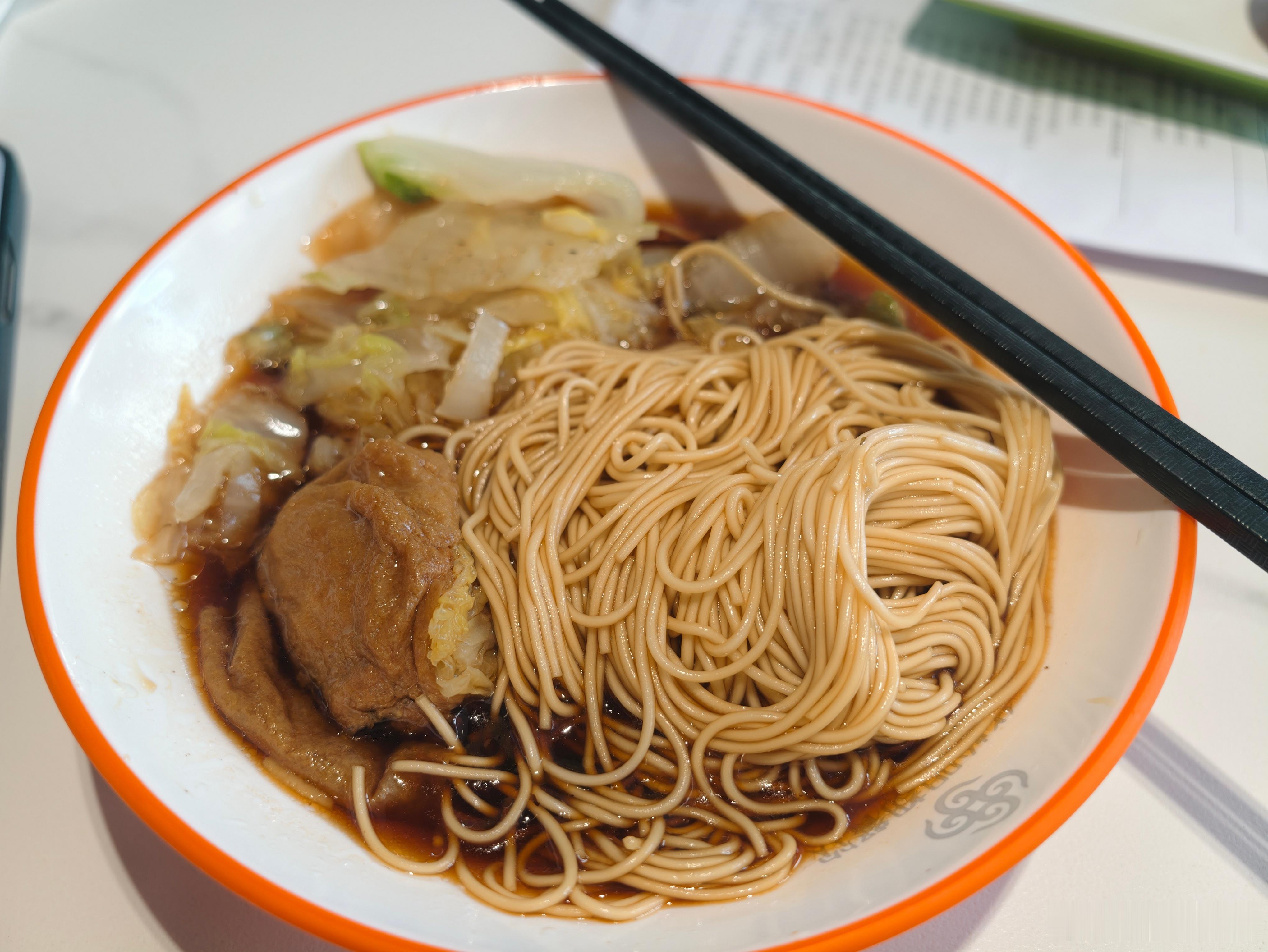 早上体检完，都快中午了，随便找个地方吃碗面，已经是连续吃的第四碗面了。大包日常 