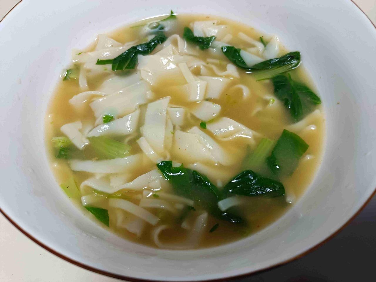 今天的午饭是青菜烩面、炸鸡腿，爱吃甜食的我必须得有甜点搭配，今天的是蛋黄派，水果