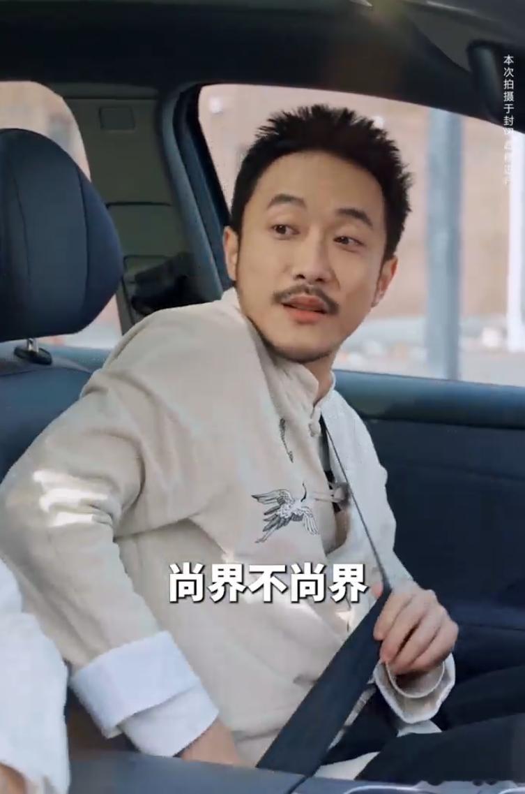 视频看完了，简直魔性到上头！视频里师徒用武学招式解锁尚界H5黑科技，笑点与功能点