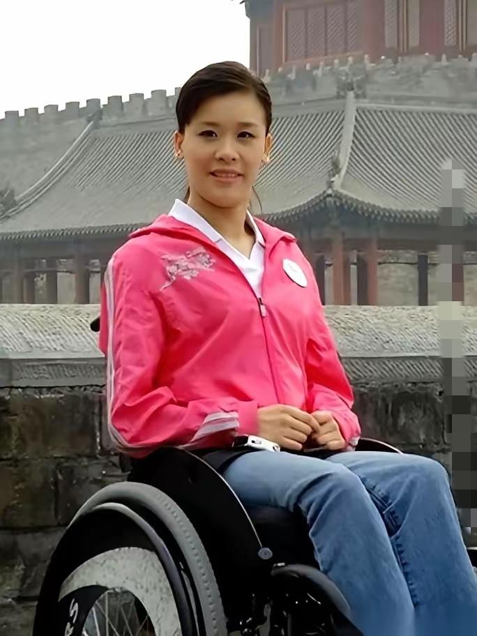 高位截瘫、胸部以下全无知觉，

   连大小便都没法自理的女人，

   竟嫁给