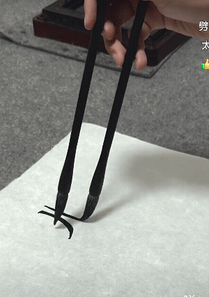 这写法，这音乐，真是配合的天衣无缝，恰到好处。写字如行云流水潇洒自如，真像是2支