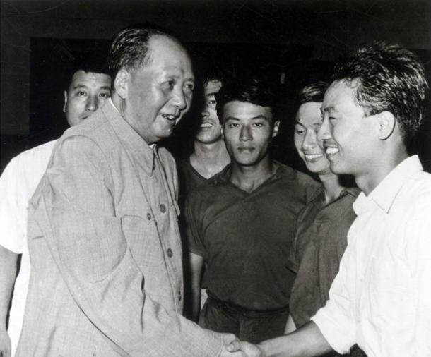 毛主席有哪些人格魅力使得他去世四十五年后依然被全国人民深深怀念？
1939年初春
