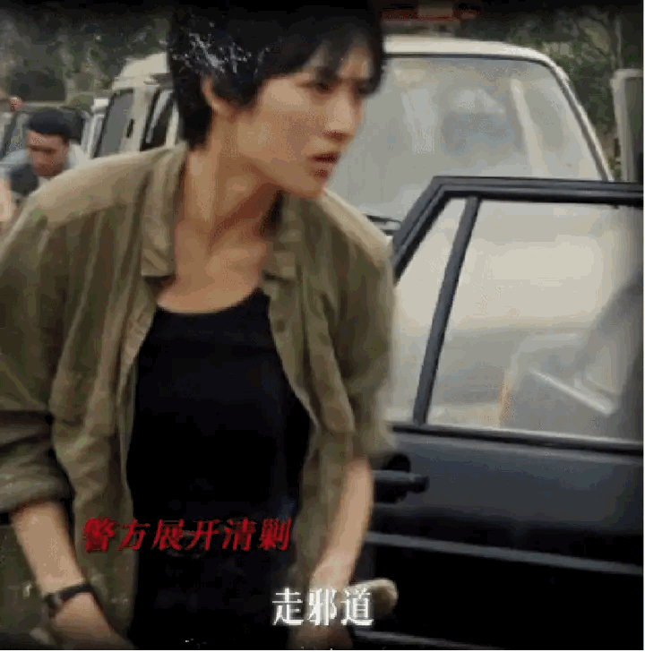 二公主姚安娜还是没有放弃演员梦, 这都开始演警察了。可她这拿枪姿势，不知道的我以