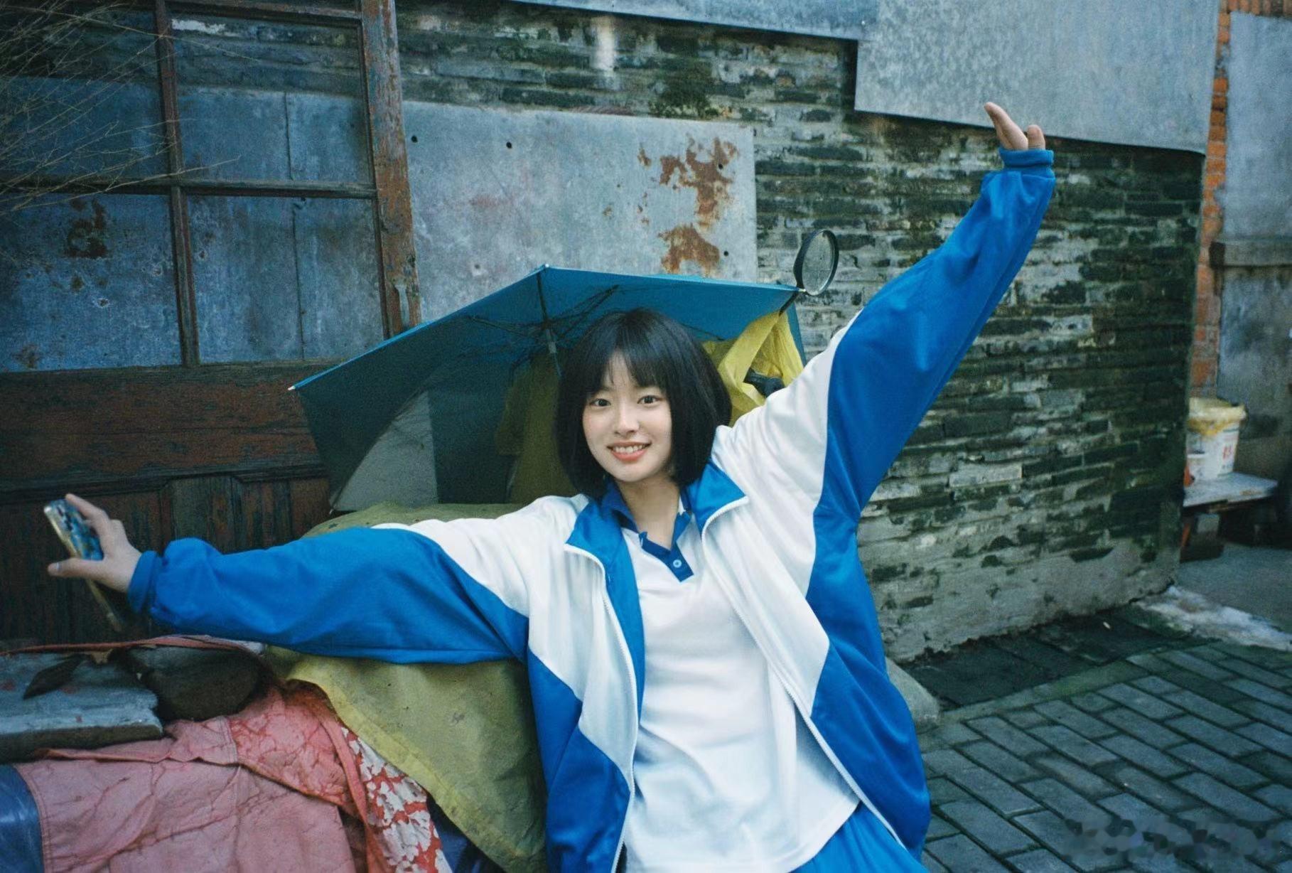 #徐若晗校服# 徐若晗身上有着一种倔强的劲儿，穿着校服的她就像是角落里面盛放的花