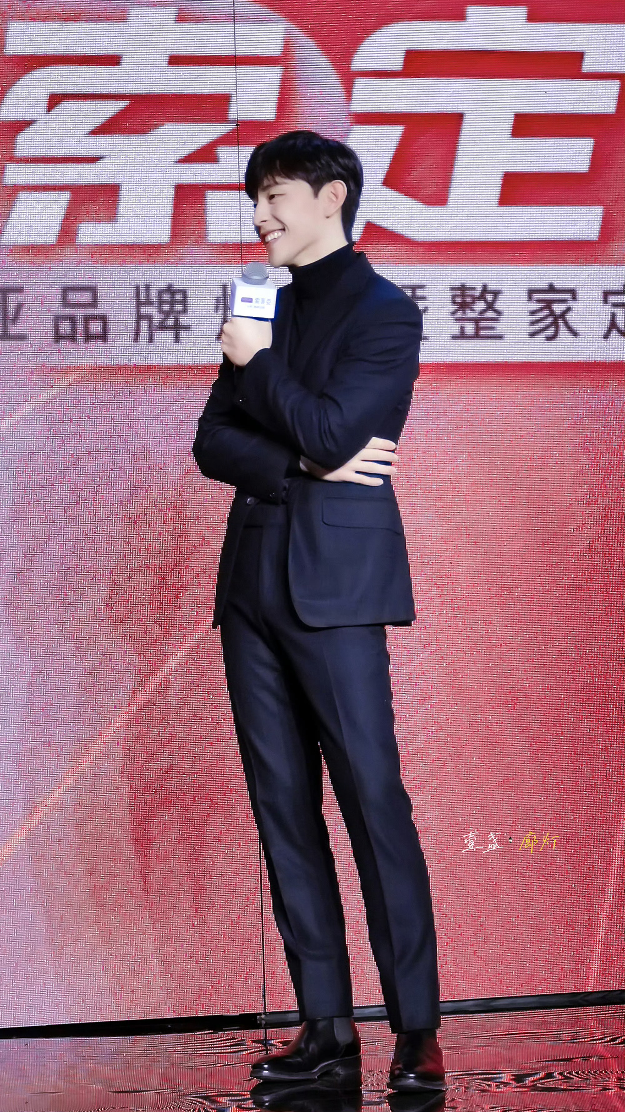 邓伦 满屏的大长腿太诱人了[爱慕][色] ​​​