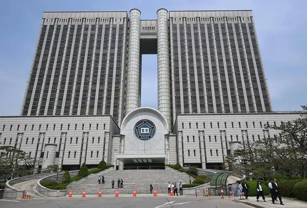正义的审判即将开始，韩国原总统尹锡悦这时候乘坐了韩国法务部的专用车来到了首尔中央