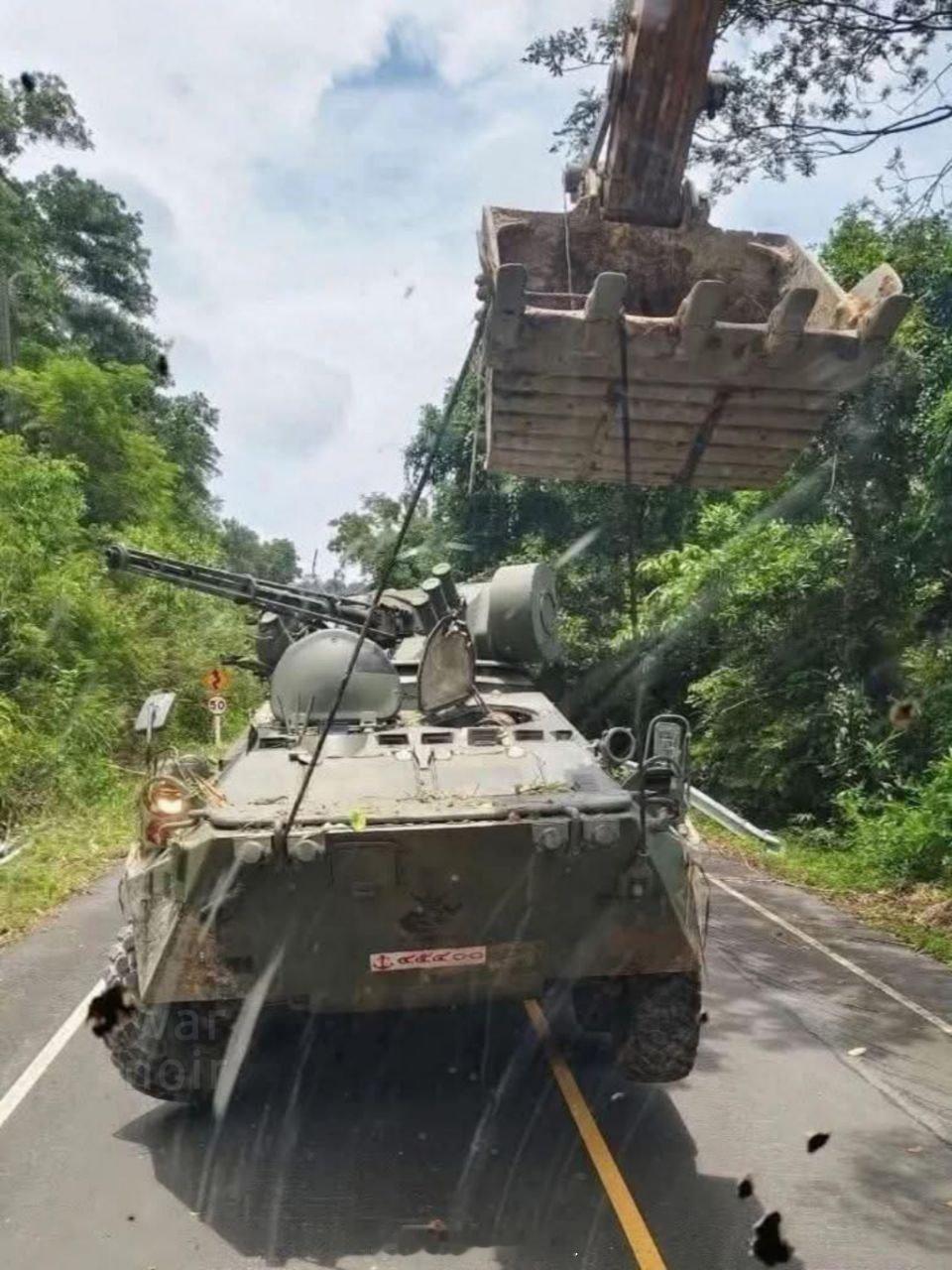 泰国军队在柬埔寨边境的战斗中遗弃了一辆乌克兰BTR-3E1装甲车。 