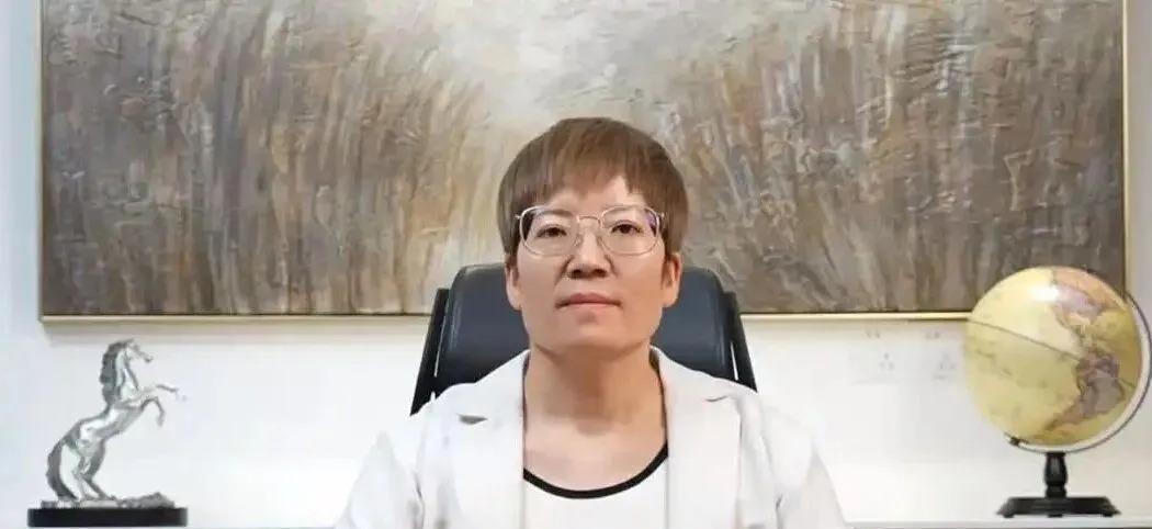 胖东来老店要关了，可总经理关娜，还在。
她1999年入行，一干就是二十多年。天使