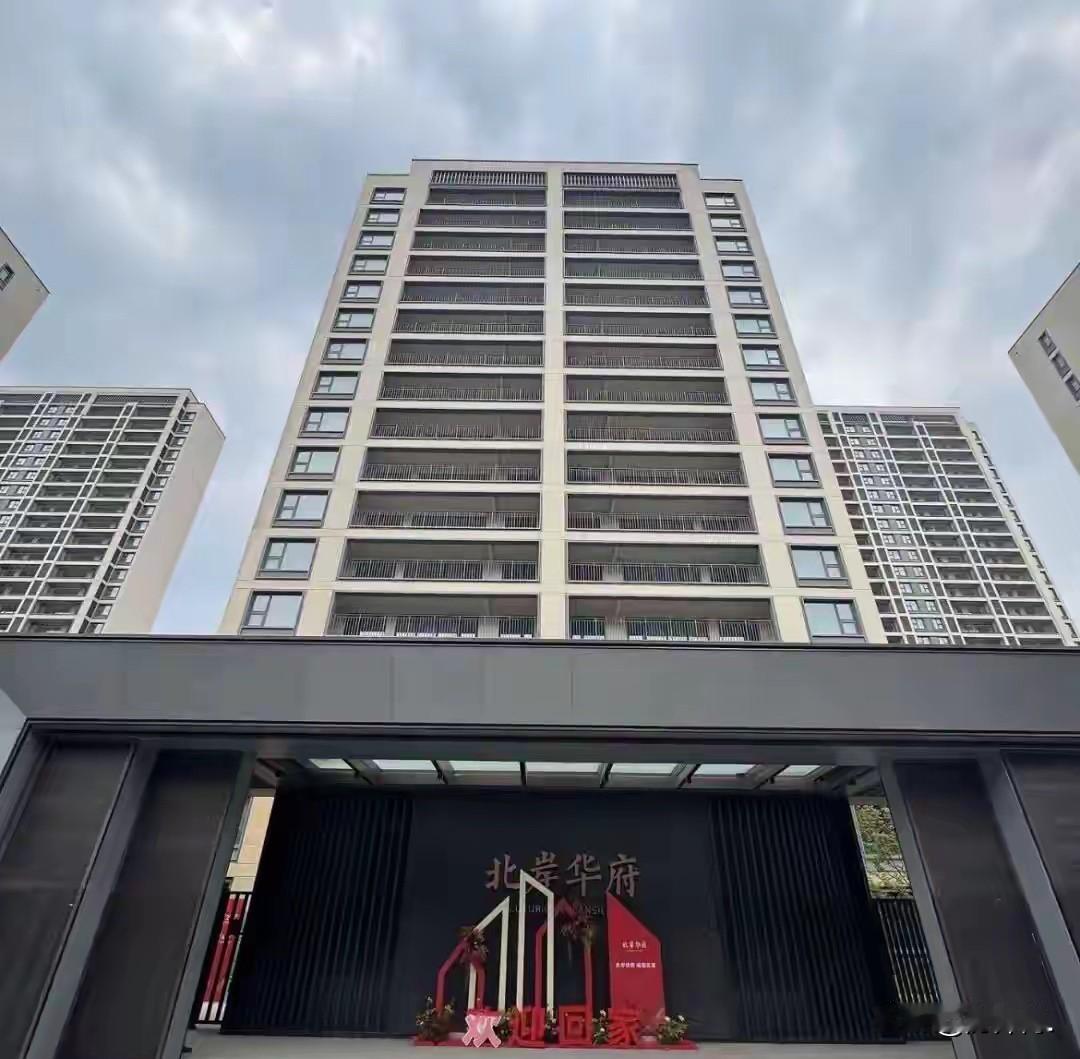 在城阳，北岸控股旗下子公司开发了一个楼盘，叫北岸华府。

前不久，这个楼盘的业主