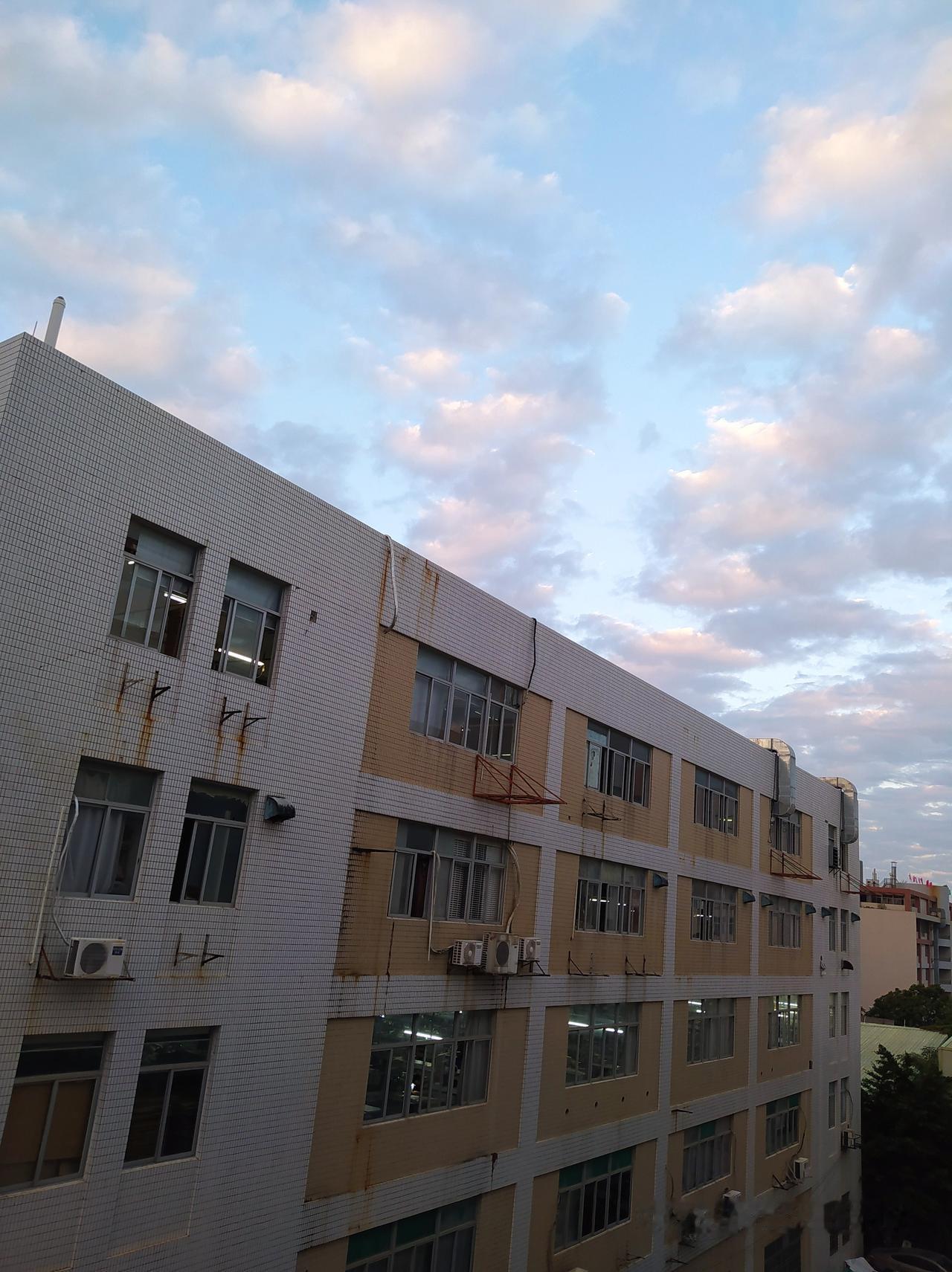 不是爱情里的轰轰烈烈，
也不是友情中的泛泛之交，
是你——
在我开口前，
先接住