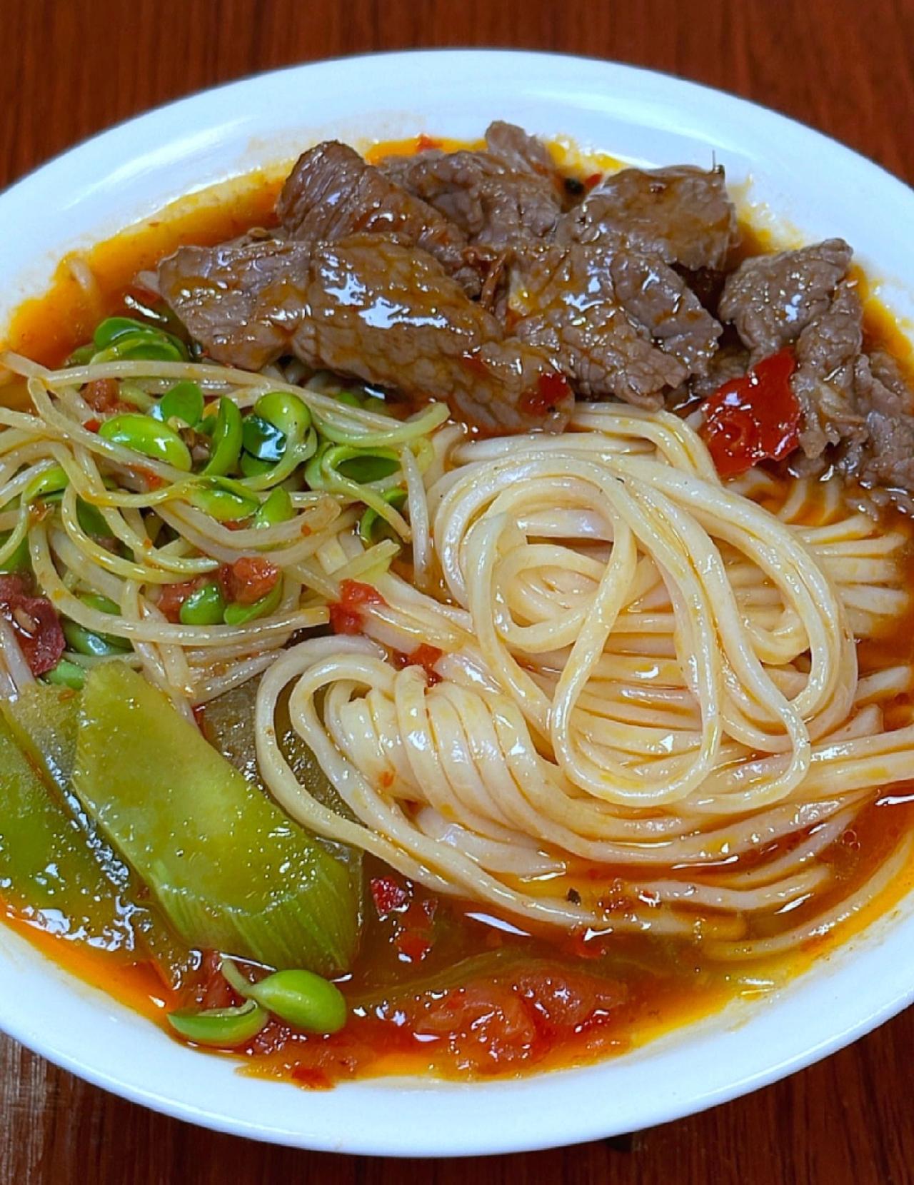 这碗牛肉面真的爱了！想吃谁做的就艾特谁～
晚上加班回家，这就是我的深夜救赎！香香