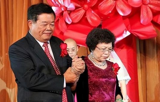 曹德旺将160亿财产全部转移到妻子名下，再三叮嘱：“亲爱的，爬进棺材之前，绝对不