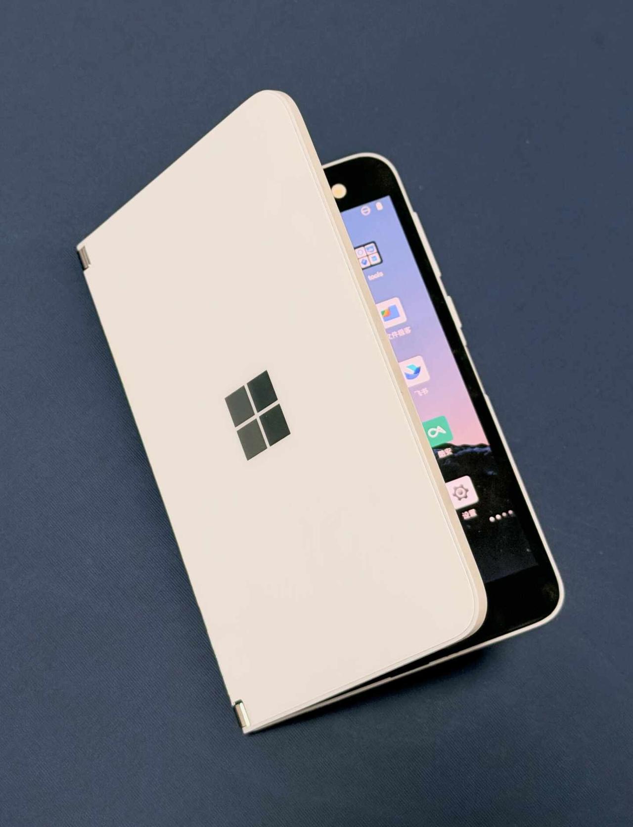 当年上万的Surface Duo，现在几张就圆梦啦
初代Surface Duo发