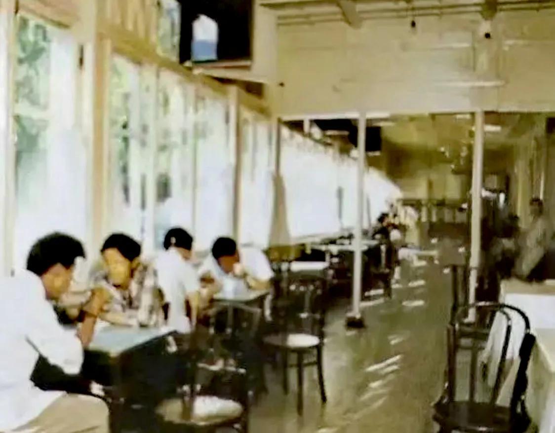 
哈尔滨卡片之709

这张照片摄于70年底，是马迭尔宾馆的冷饮厅。那时候一般
