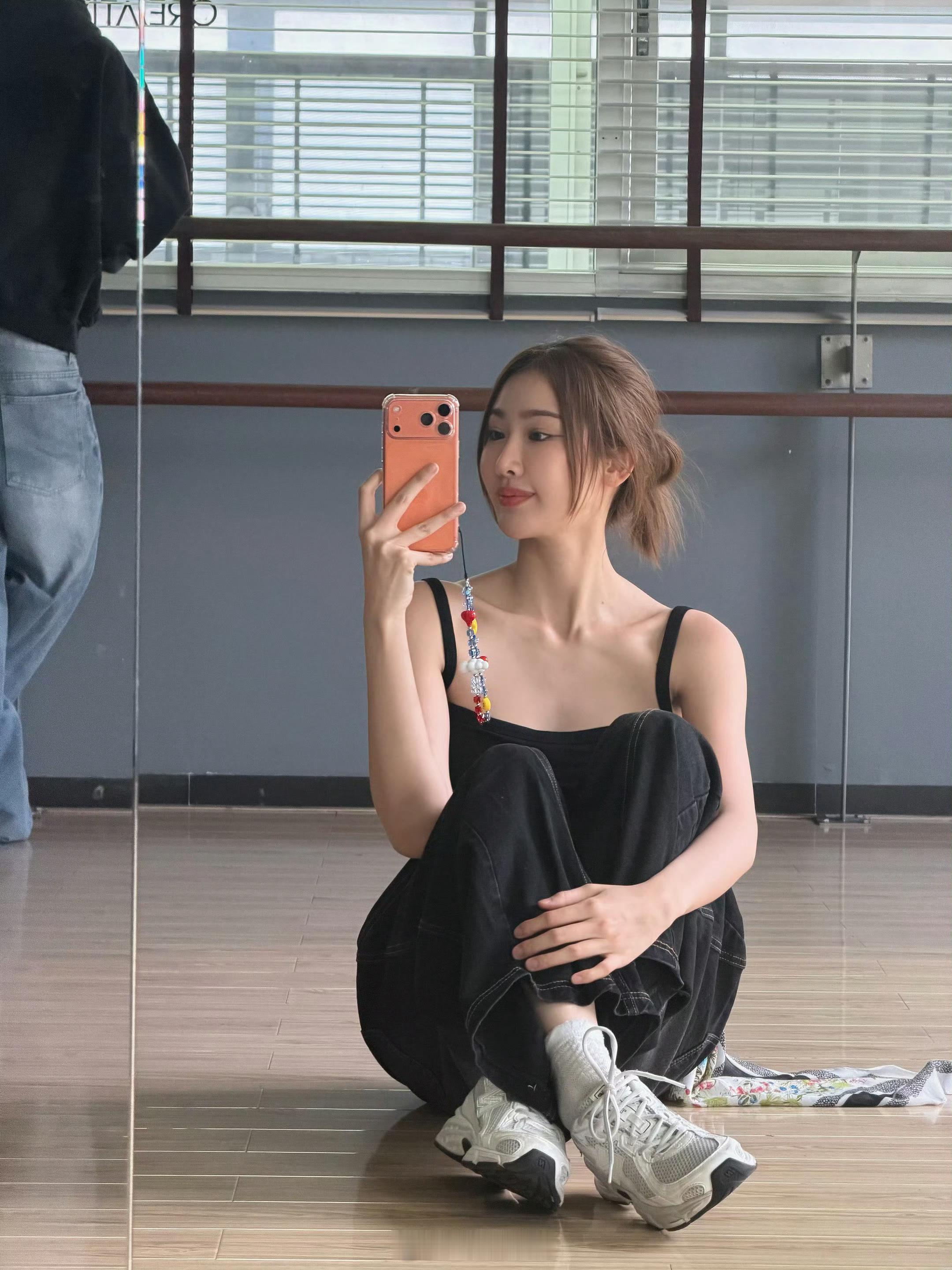 穆粉早安家人们，周二早啊，这台机好看吗