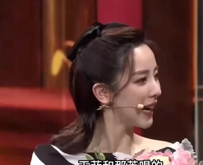 1998年央视春晚的导演、舞蹈总监邢时苗说：“当年《相约1998》这首歌，最初的