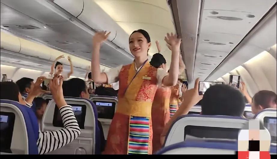 西藏空姐万米高空为乘客跳舞蹈，庆祝西藏自治区成立60周年
漂亮的空姐，优美的舞蹈