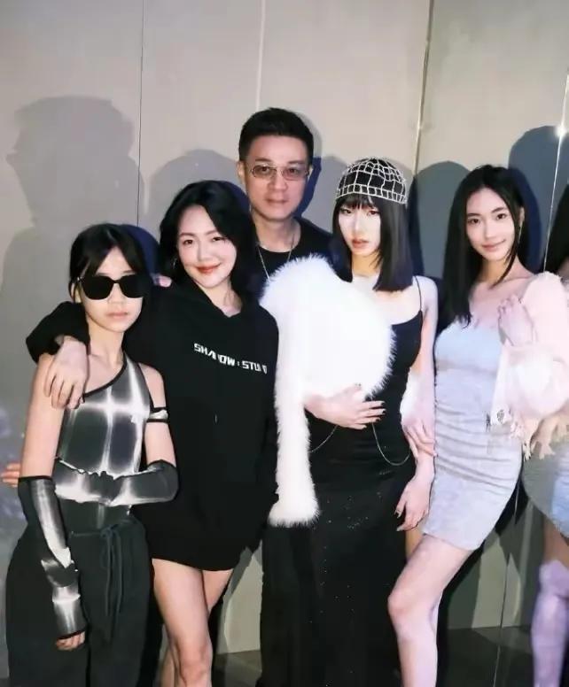小S幸福的一家五口，二女儿长的比妈妈还漂亮，星味儿十足[比心]