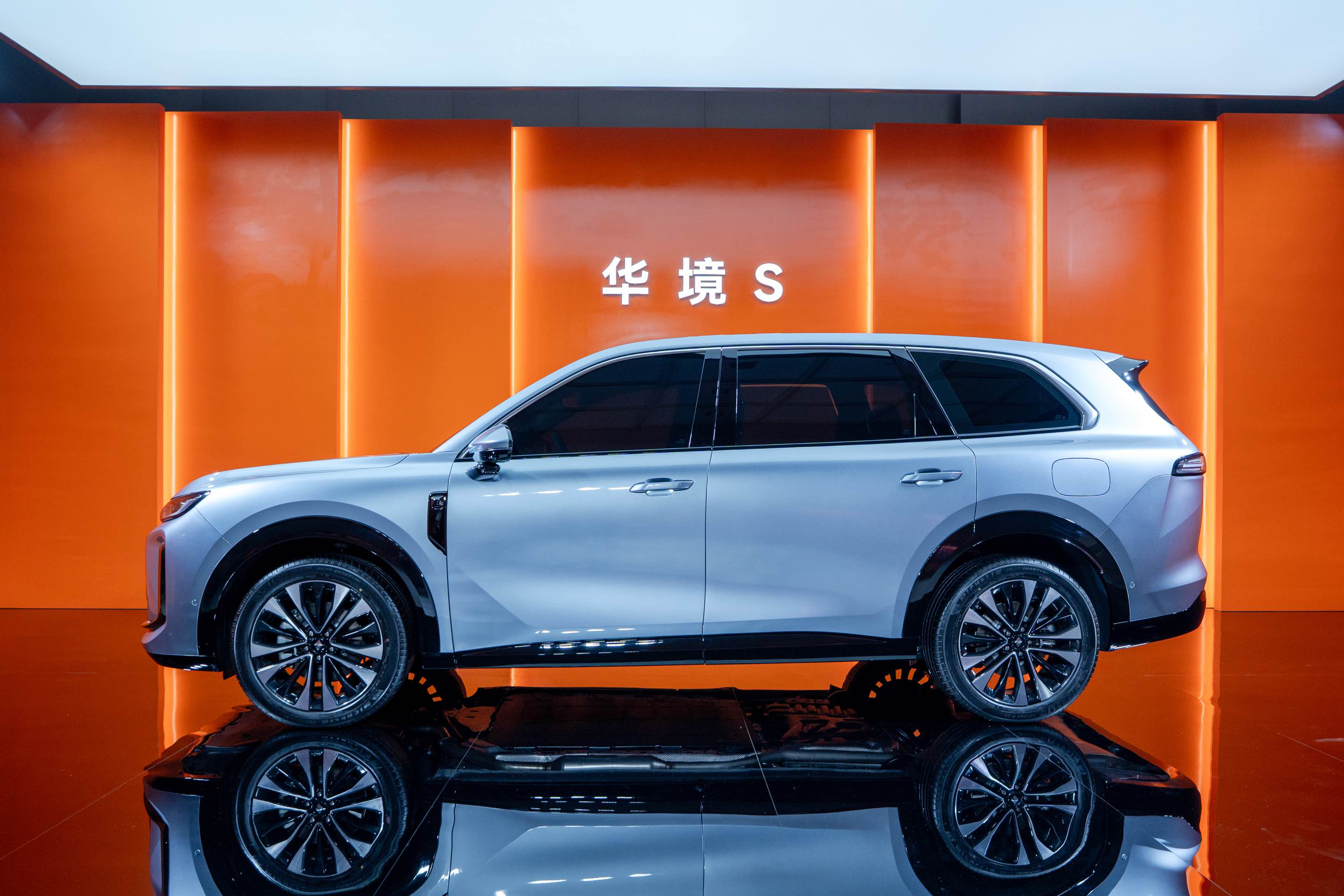 华境S体验车下线了，看了下全球顶级供应链一览表，感觉华为乾崑是图上最顶的！华境S