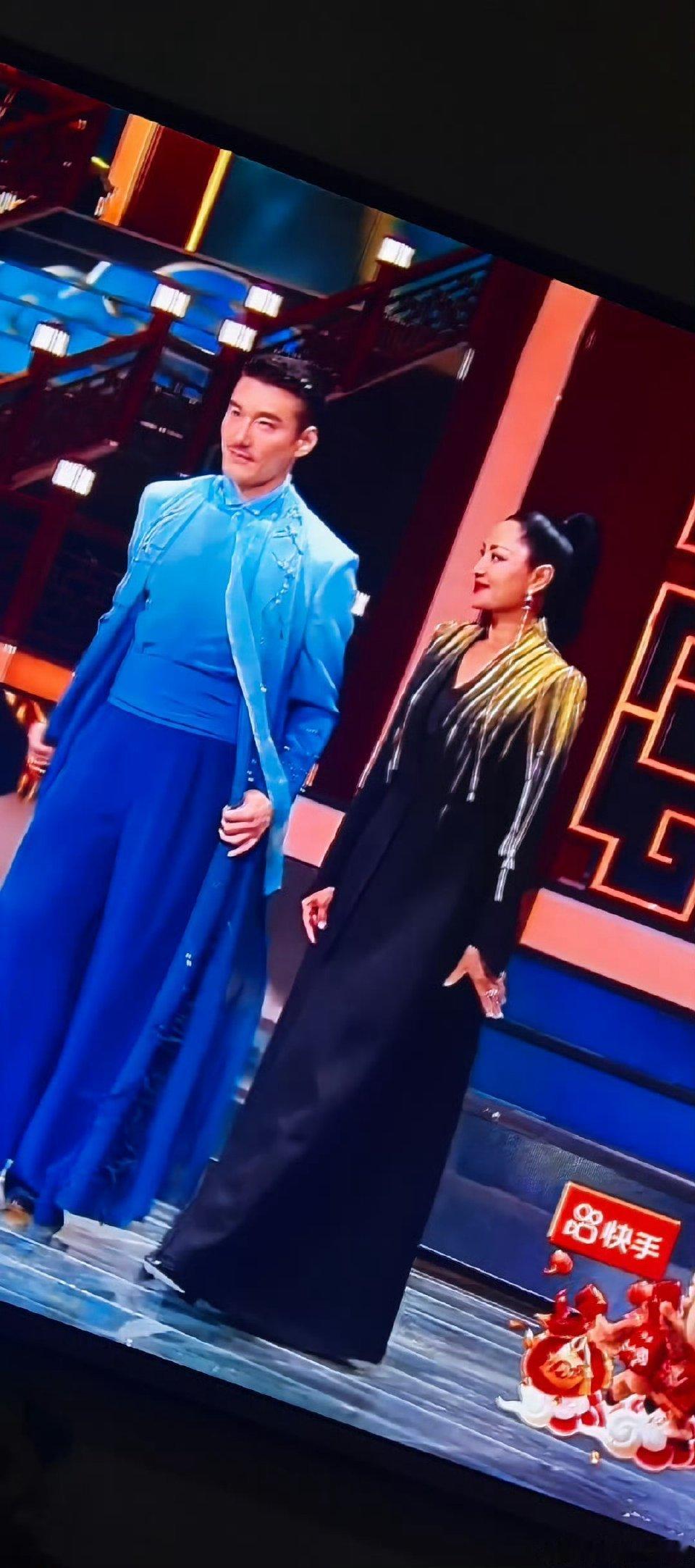 胡兵瞿颖情人节虽迟但到 情人节最稳的糖！胡兵瞿颖虽迟但到，默契值拉满，送花比心氛