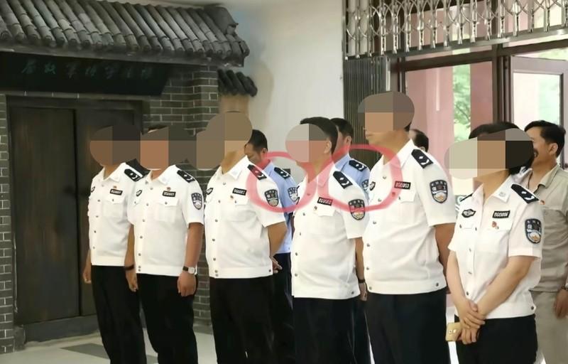 从来没见过警察穿着蓝衬衣还可以戴警监警衔的，这两个穿着蓝衬衣带着麦穗的是什么操作