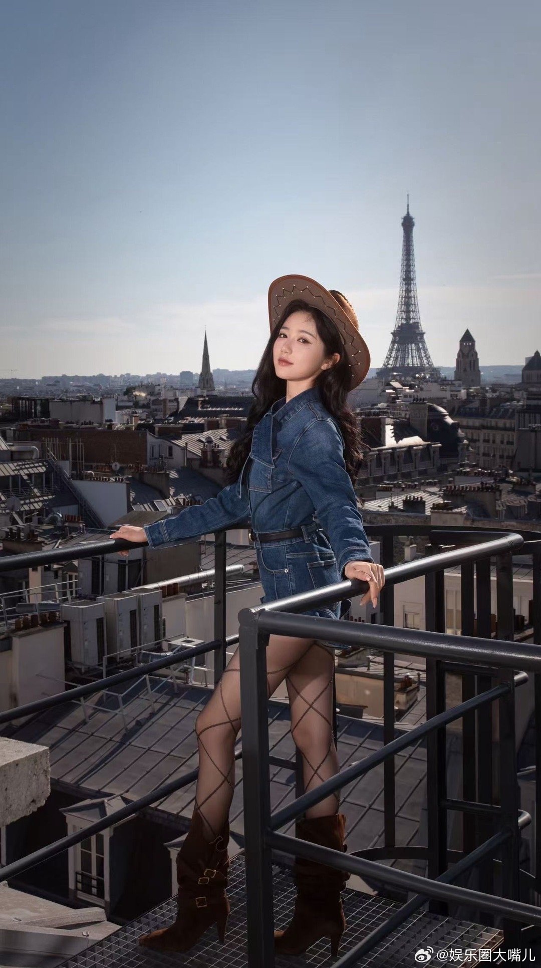 岳雨婷时装周街拍大事很妙 牛仔装束在巴黎街头意外地搭，站在斑驳的屋顶上，身后是永