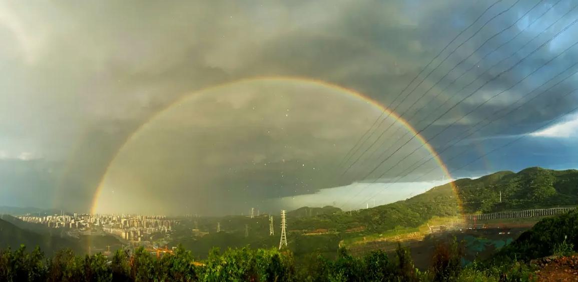 太阳雨后
许碧霞（江西）

一阵无端雨，村原瑞霭盈。
写生情可合，落笔意难评。
