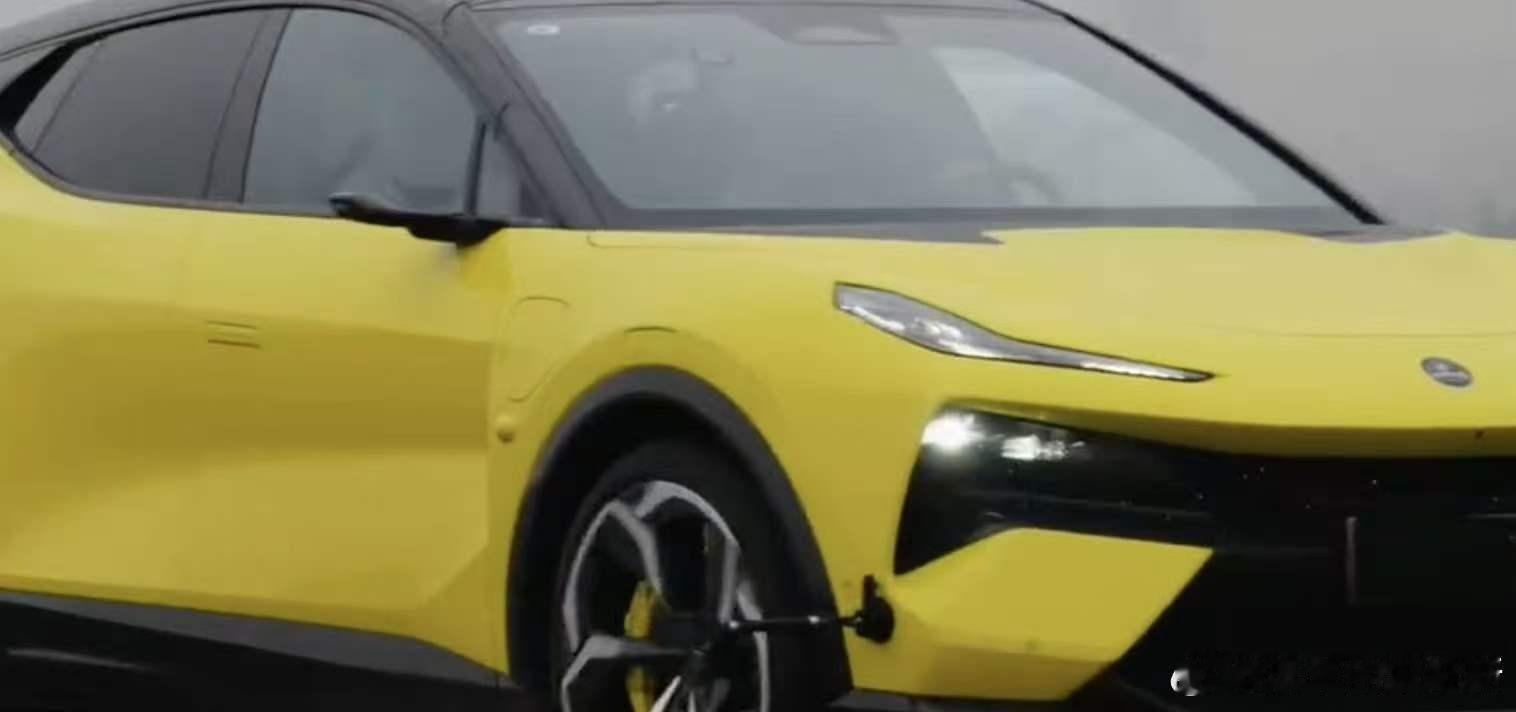 飞坡测试戳破豪华SUV滤镜莲花跑车平时在城市里开，大家都是光鲜亮丽的“西装暴徒”