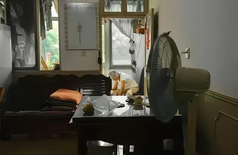 北京女子嫁二婚丈夫，十二年倾尽所有，离婚净身出户，继子一举动让人泪崩
 
在北京