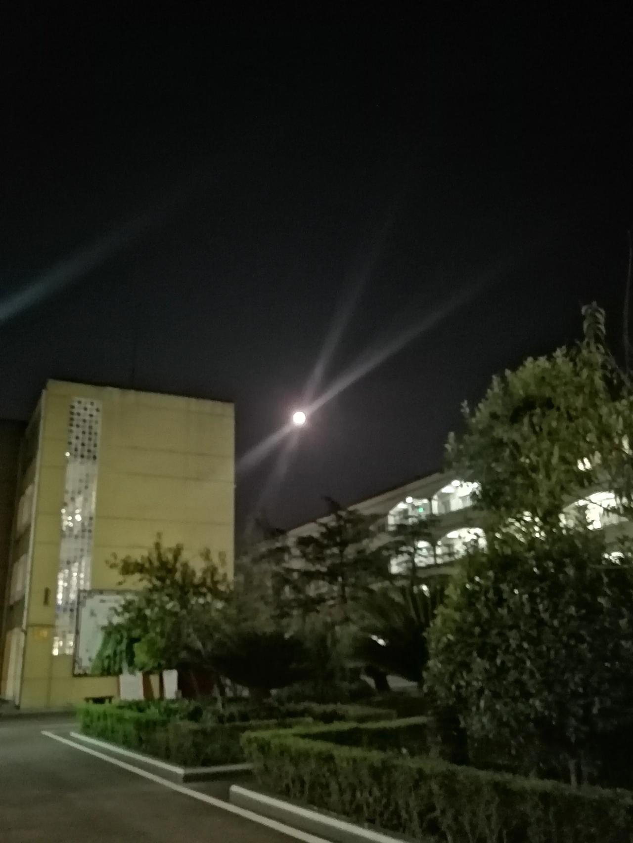 中秋的夜晚，我在教室讲题，你在干吗？
#秋日生活打卡季#