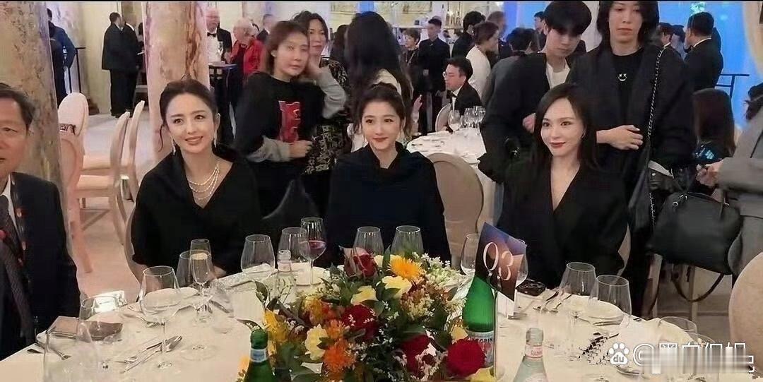 关晓彤和佟丽娅、唐嫣坐一起，就像小朋友加入了大人的聚会 