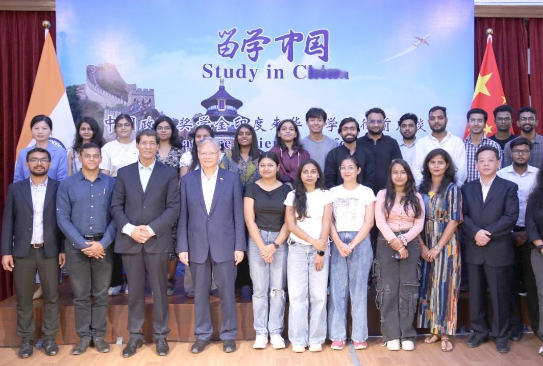 印度就是一个“白眼狼”，现在在印度的中国大陆留学生就少得可怜，掰着手指头都能数清