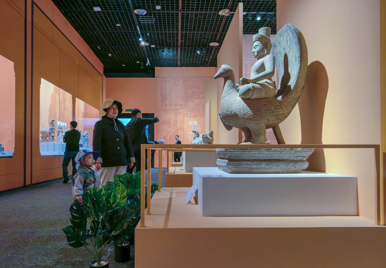 中国（海南）南海博物馆，展柜中陈列着南海出水的瓷器、贝壳等文物，它们承载着海上丝