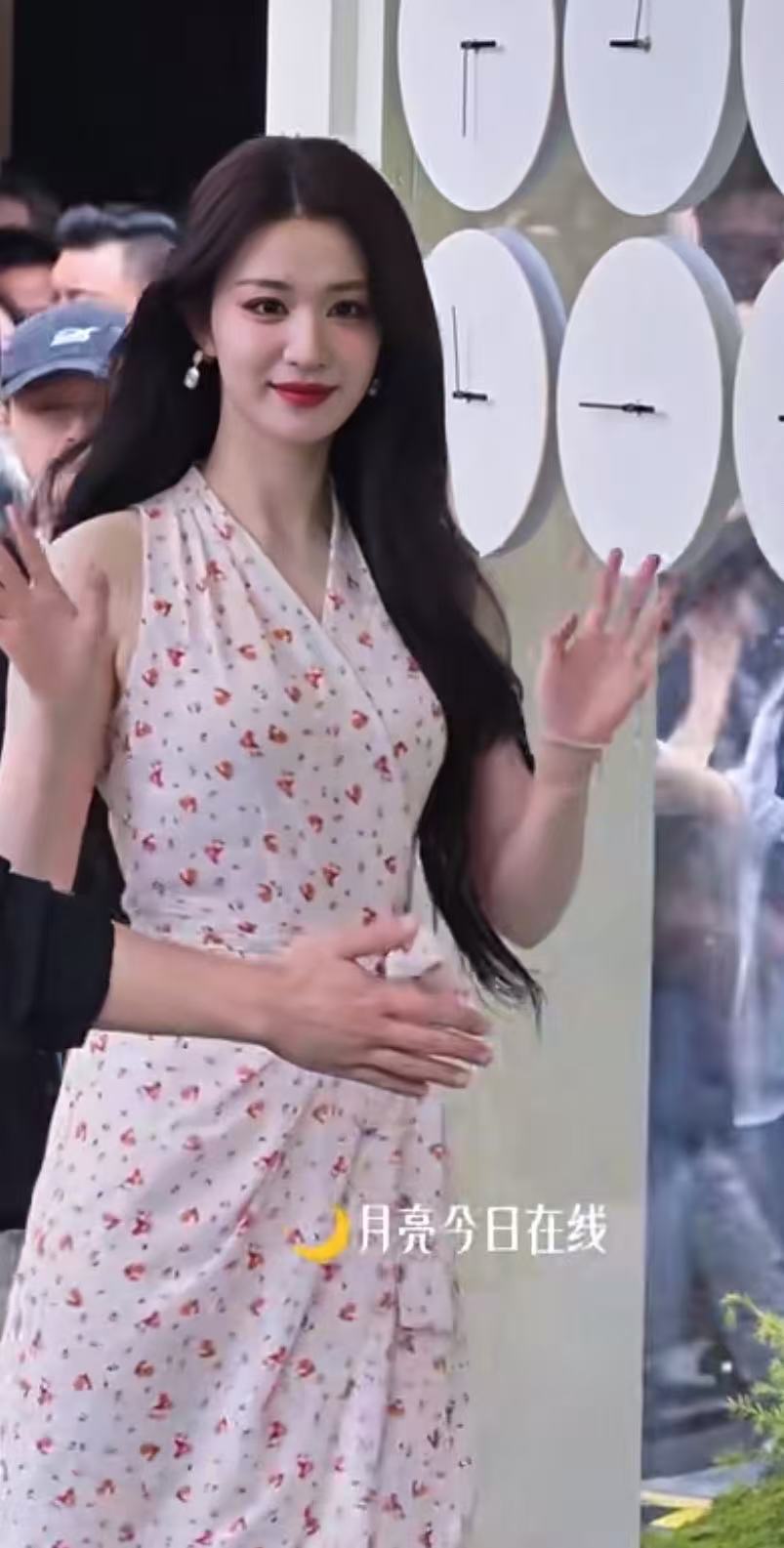 王楚然V领碎花裙王楚然粉色挂脖碎花裙王楚然粉色挂脖碎花裙太美了