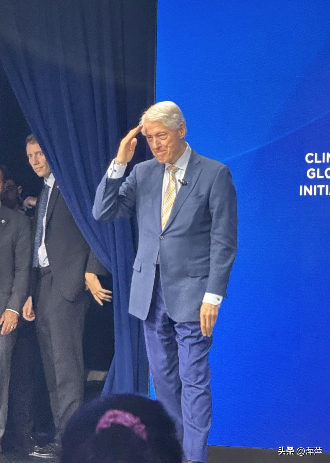 克林顿全球倡议（CGI）活动现场，克林顿这个军礼，核心是向现场的美军军人/退伍军