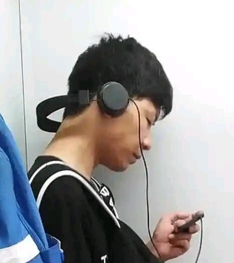 他不会真的觉得自己很酷吧