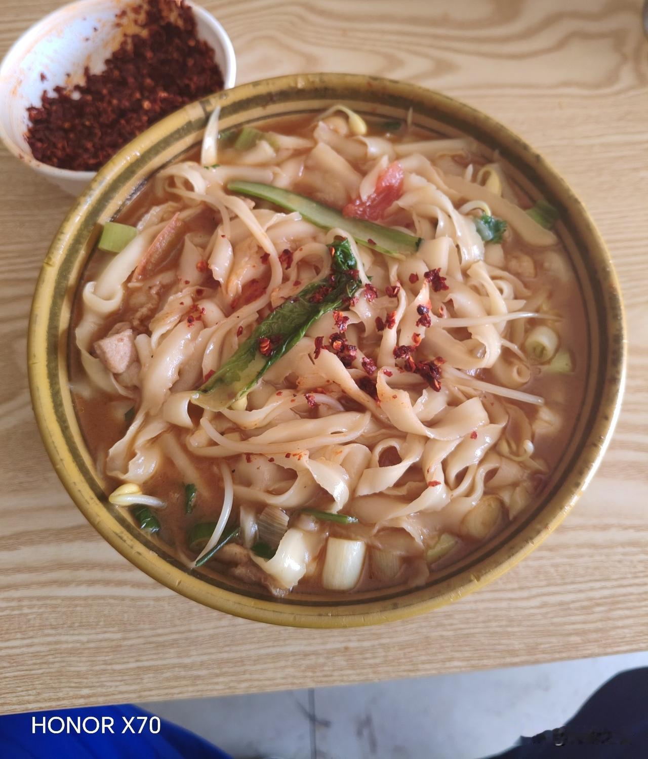 中午在家给自己整了碗刀削面，味道那叫一个赞！
[赞][赞][赞]
我也是按山西老