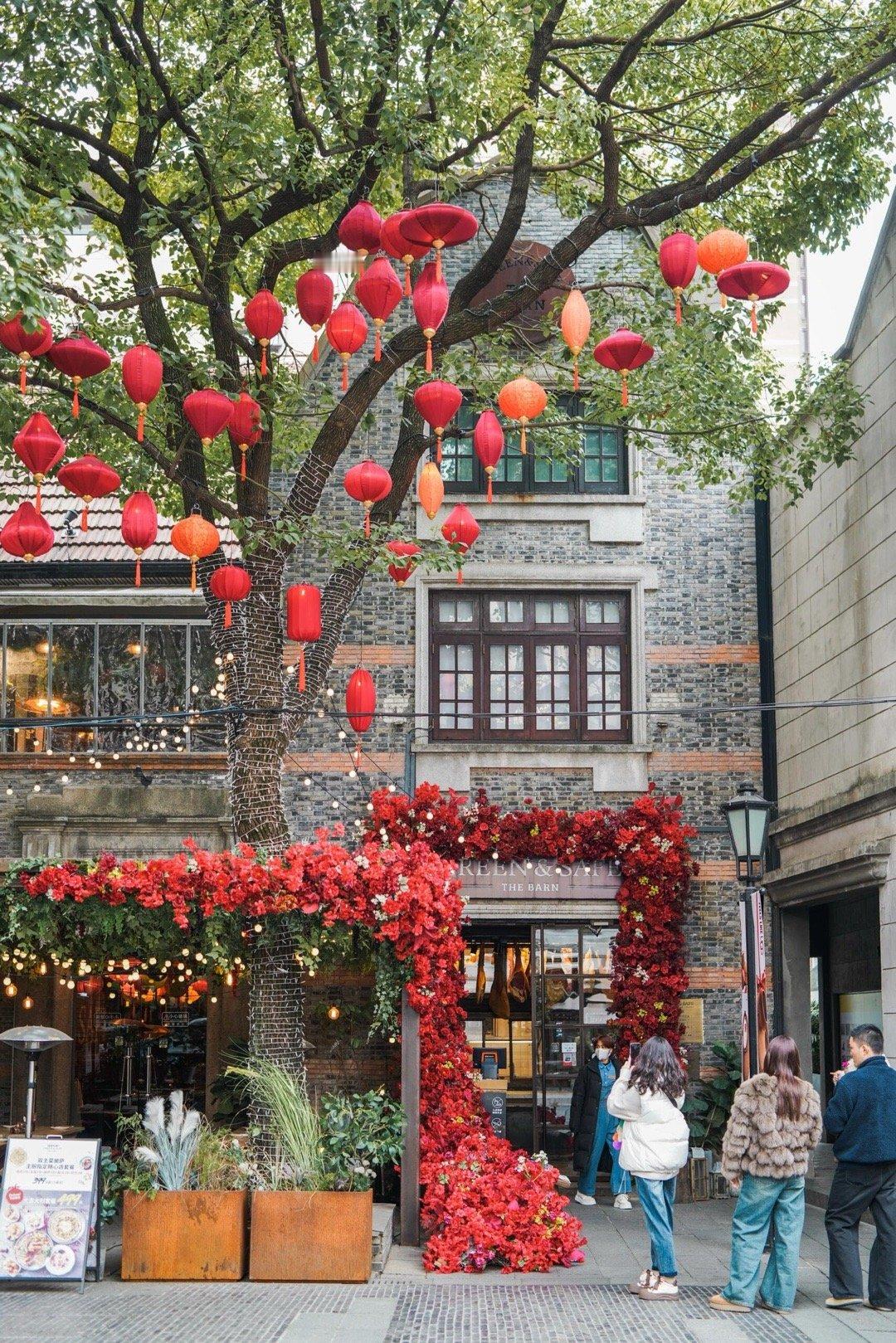 上海安福路惊现金币骑手上海街头惊现财神骑手送金币安福路年味浓度拉满！财神骑手列队