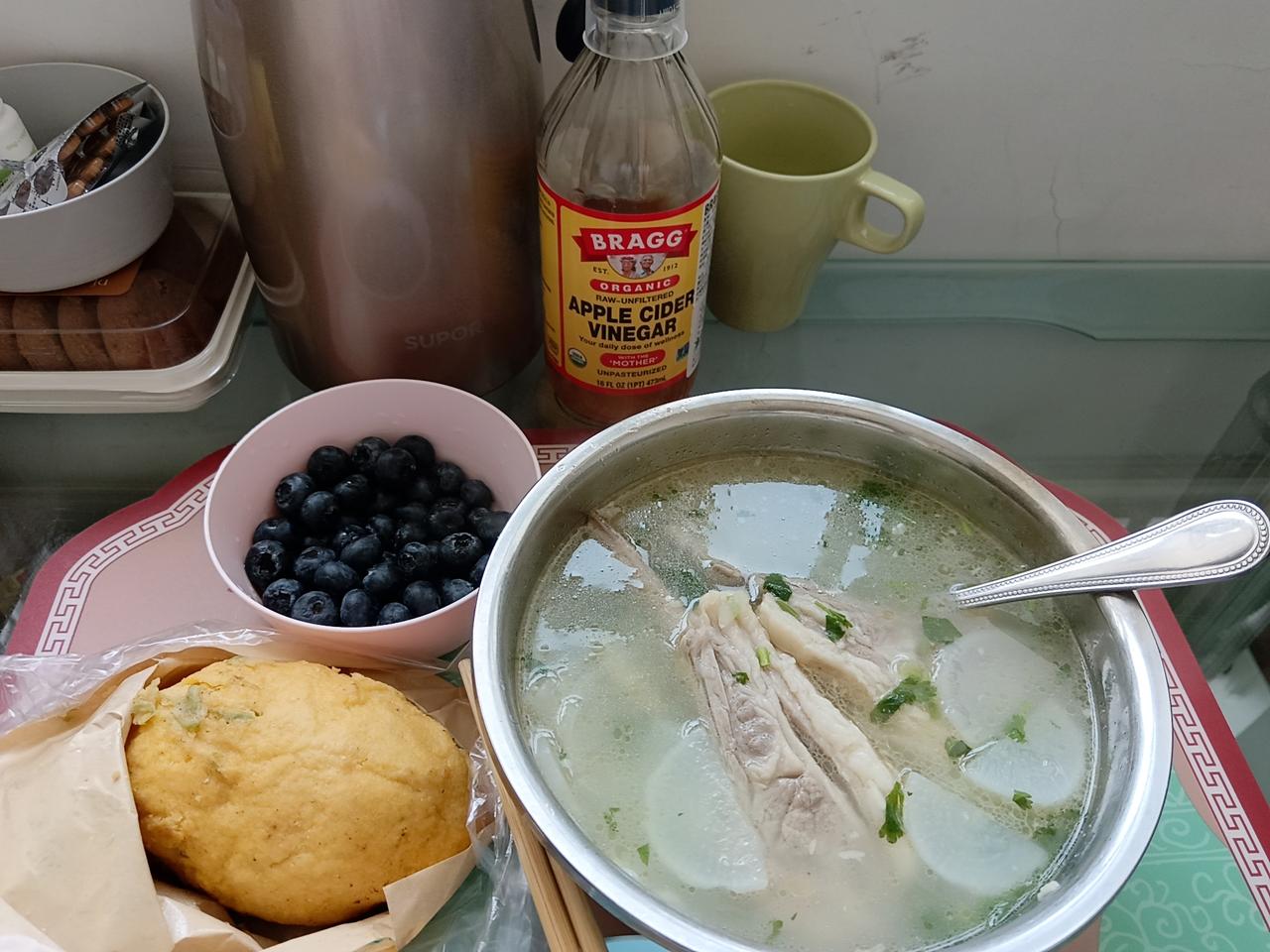 天气越来越冷了，昨晚特意把冰箱里闺女买的羊排拿出来，放冷藏室解冻。
上午起来就用