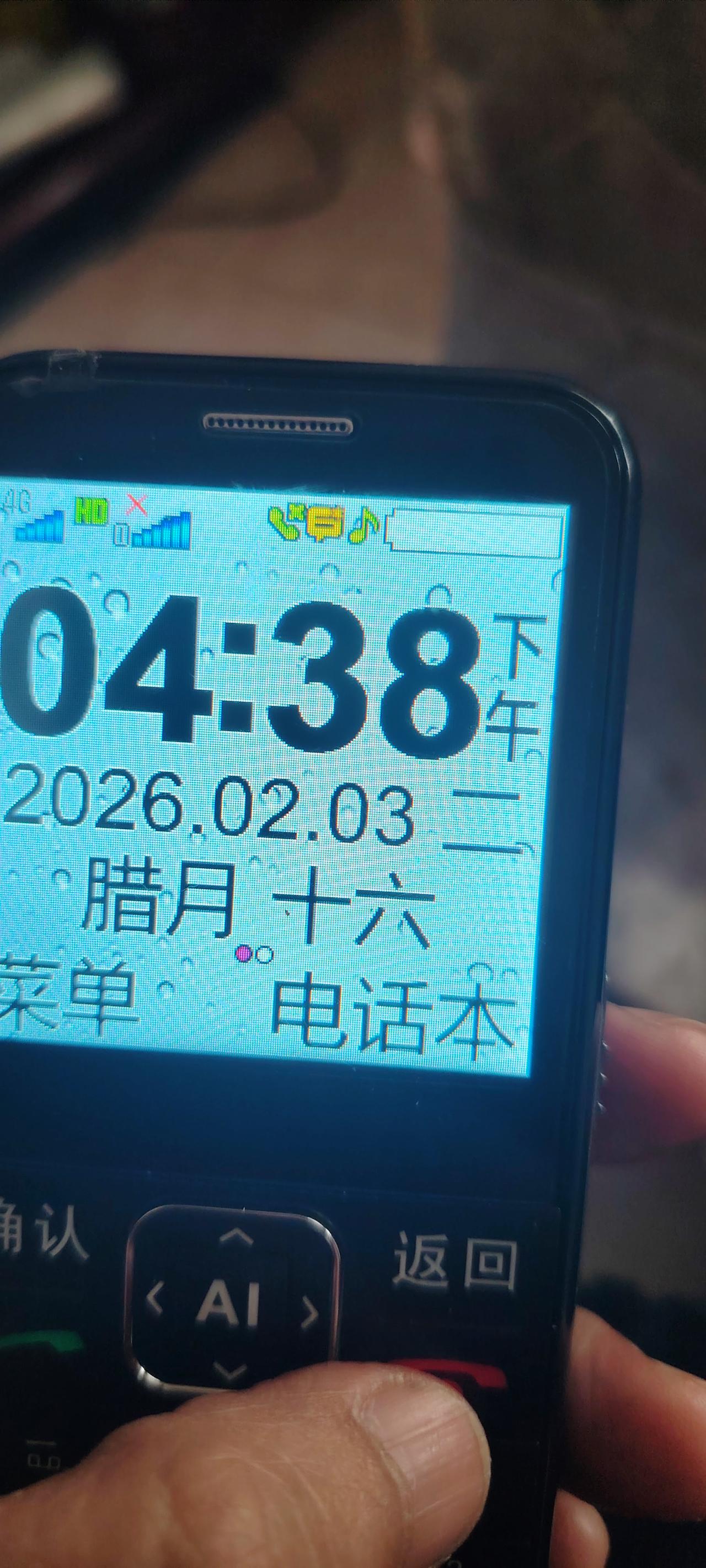 母亲的手机放洗衣机里洗了半个小时，坏了，机都开不了了。肯定是要买一个，说买便宜一