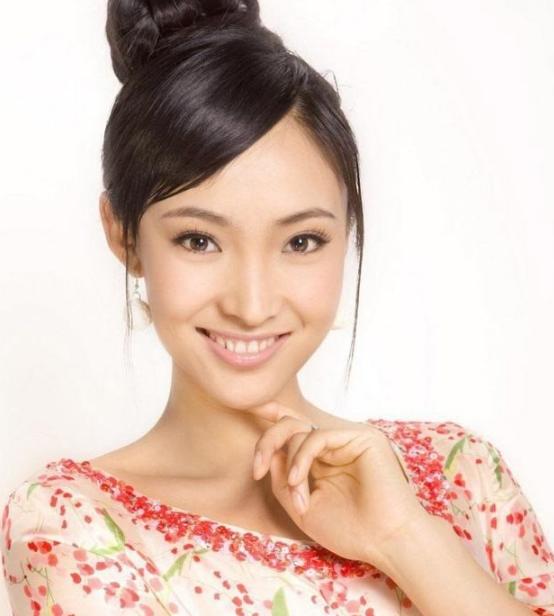 “去死吧！”周成海愤怒地举起手中的刀，刺向演员妻子白静，他没有丝毫犹豫，连刺三刀