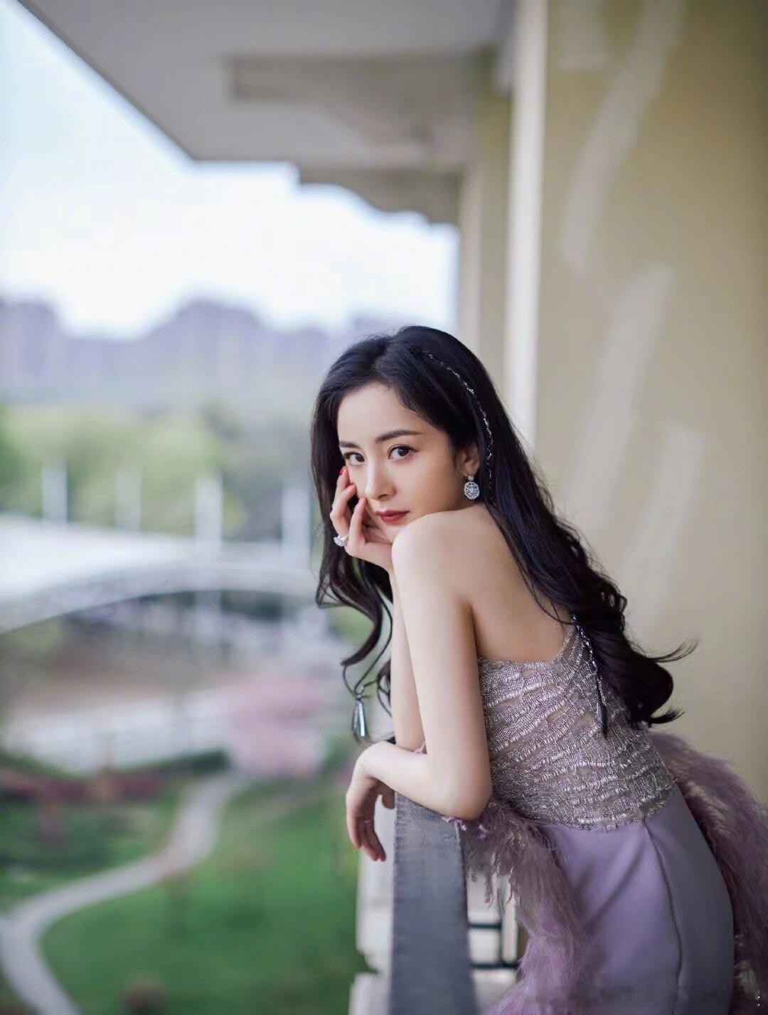 杨幂  🦊杨幂prada品牌代言人 时光走过静默的窗边阳光再次爬上桌面回忆充满