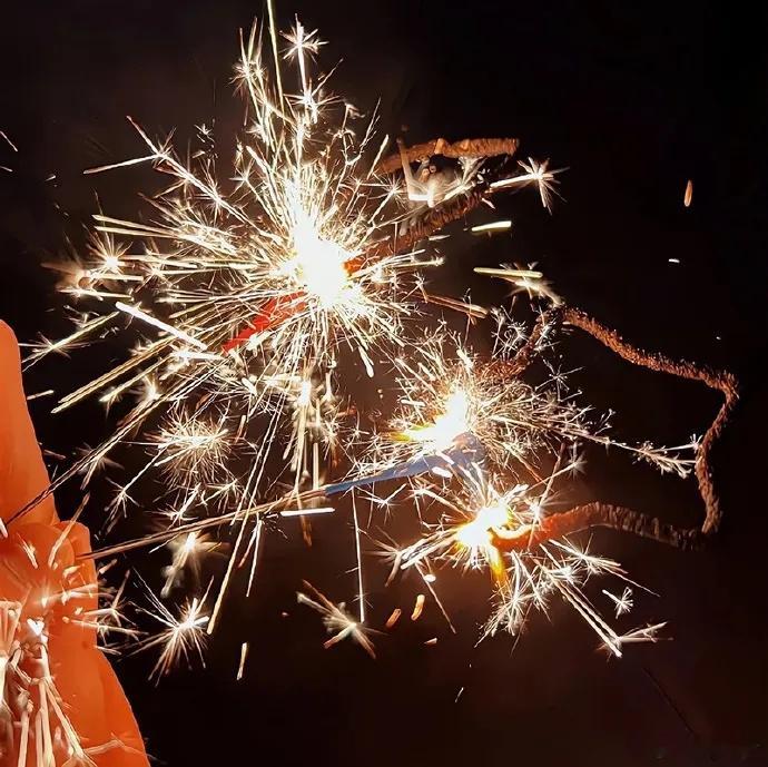 来自网友的一段话：父亲76岁了，有点老年痴呆，除夕年夜饭桌上，父亲问儿子，今年能