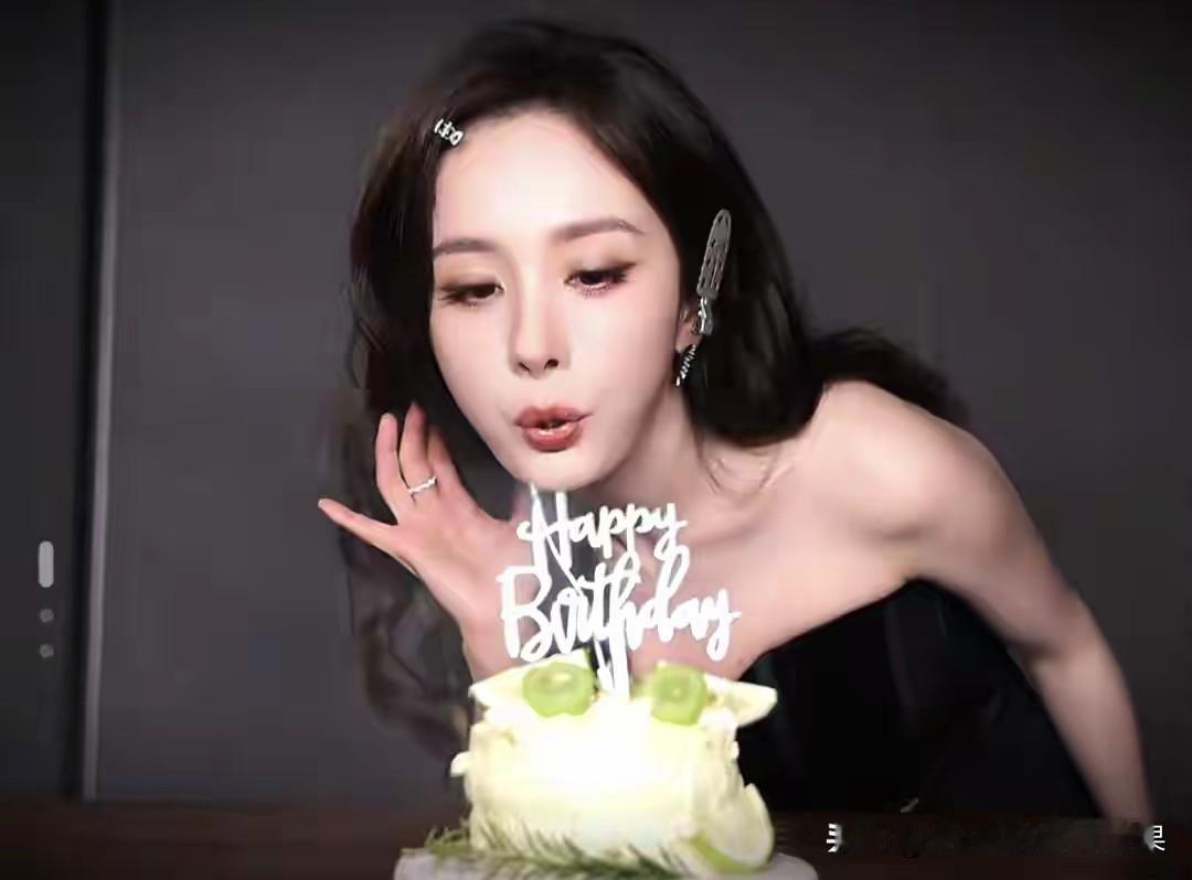 全网都在拿年龄调侃杨幂，说她显老。结果人家40岁生日，直接祝自己45岁生日快乐，