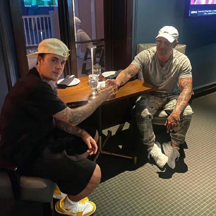 天呐！太敢了吧！

贾斯汀•比伯父亲 Jeremy Bieber 在骄傲月的一番