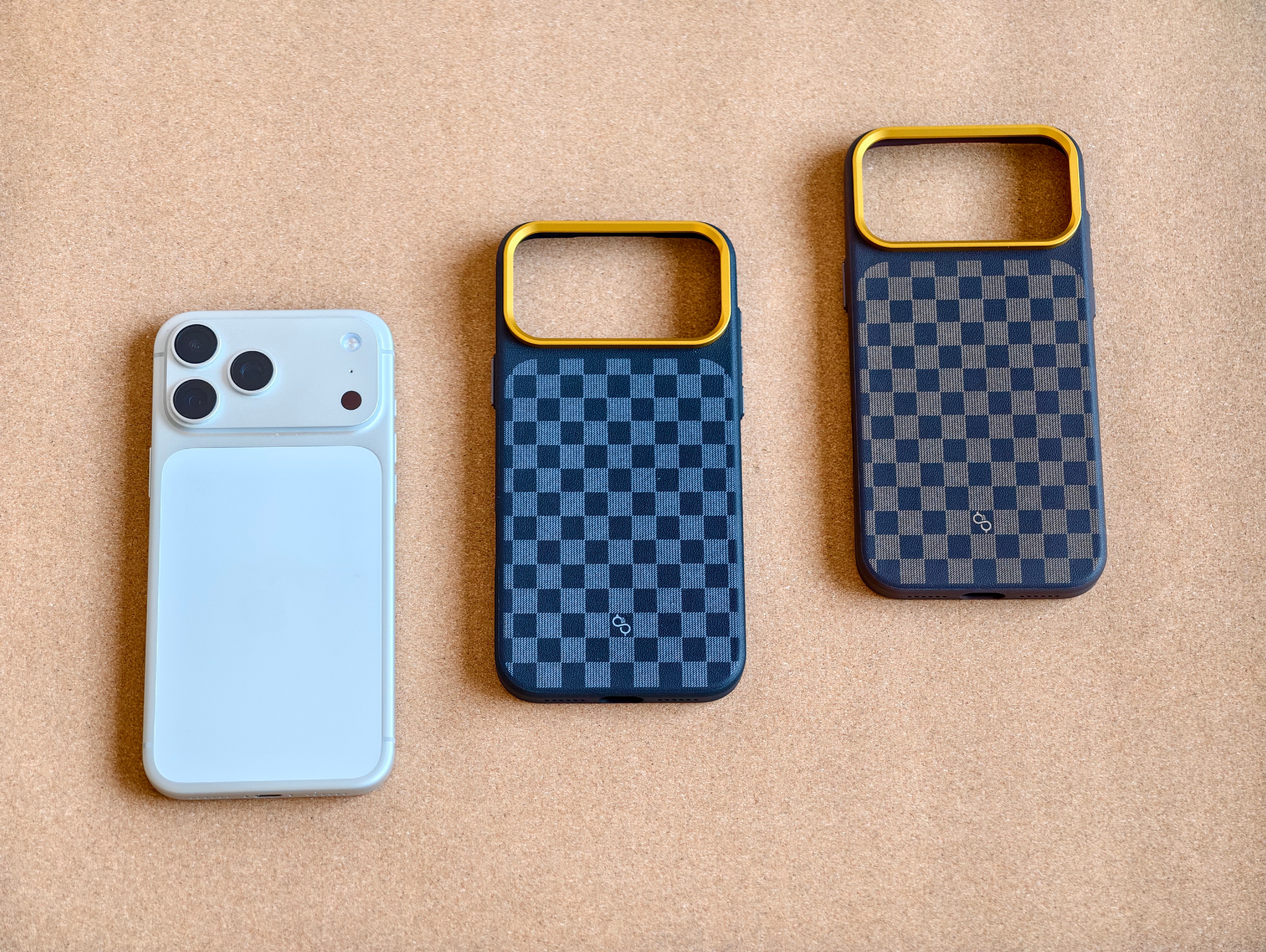 趣装备家新出的老花系列手机壳，挺经典的格子图案，有点老钱风的感觉了。你看背面这绒